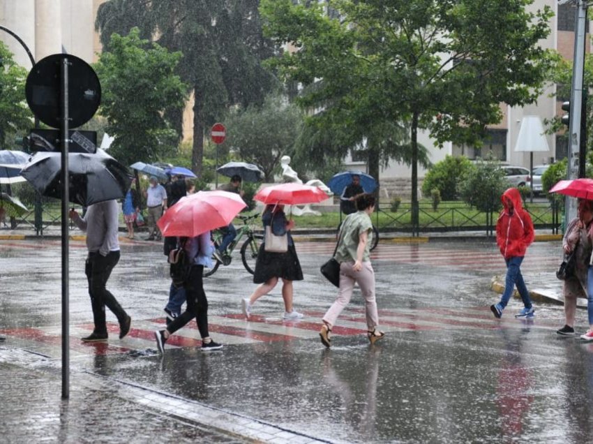 Si ndryshon moti këtë javë, meteorologët parashikojnë reshje intensive shiu, ja ditët më problematike
