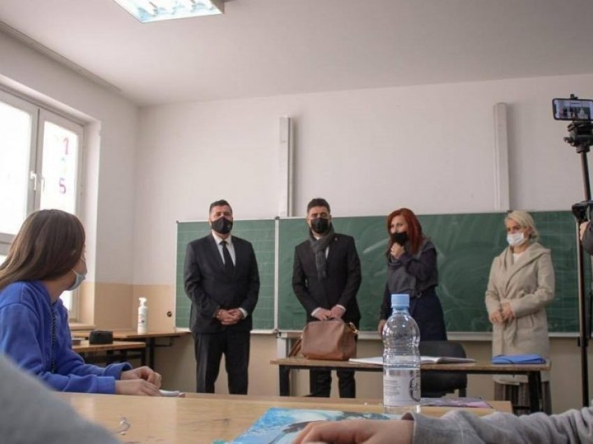 Haziri: Jemi krenarë që po normalizohet mësimi në shkollat e Gjilanit