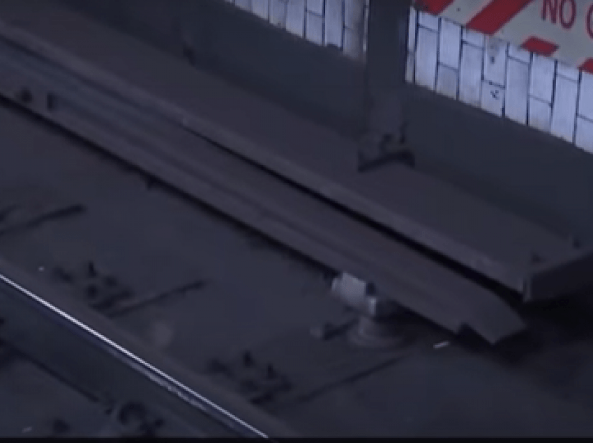 Vdes nga rryma elektrike burri i zhveshur që shtyu pasagjerët në binarët e metrosë së New York