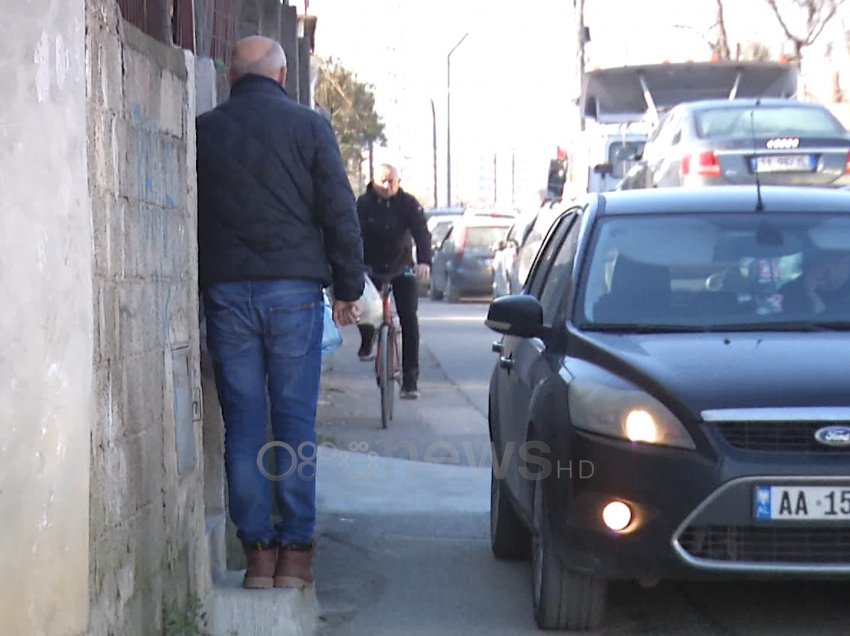 Mungesa e trotuareve makth për qytetarët e Tiranës