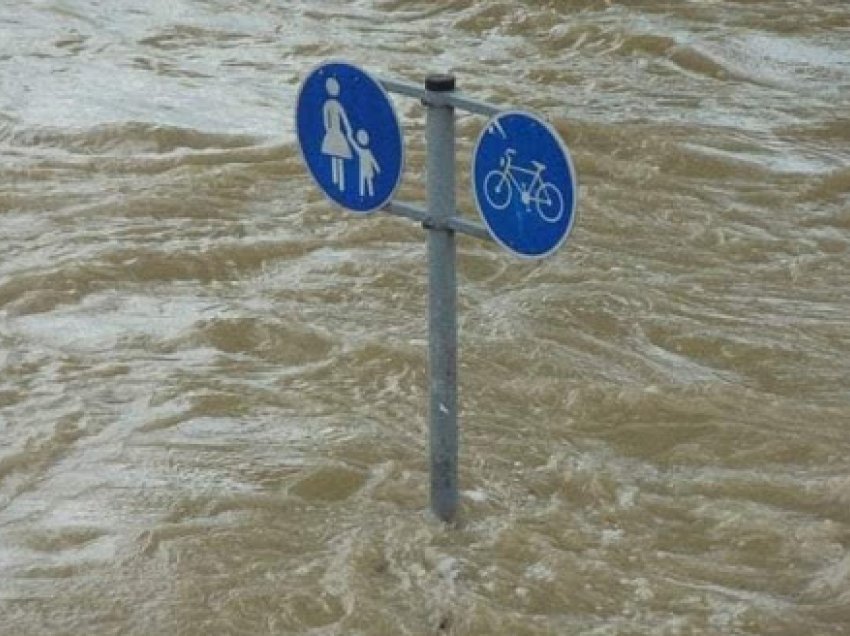 ​Zyra e kryeministrit: Reshjet e orëve të fundit rëndojnë situatën me vërshimet