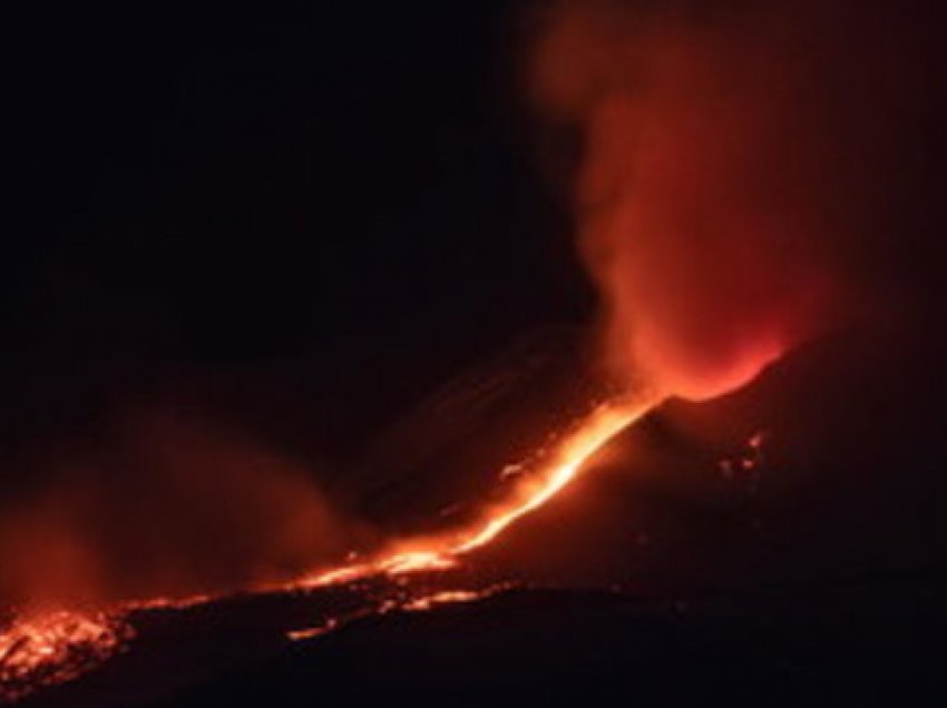 Itali/ Etna jep ‘shfaqje’ për banorët, gjatë natës del llava nga vullkani