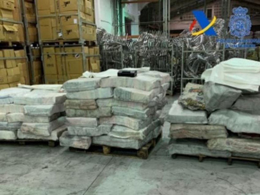 Policia spanjolle kap më shumë se dy ton kokainë të fshehur në qymyr