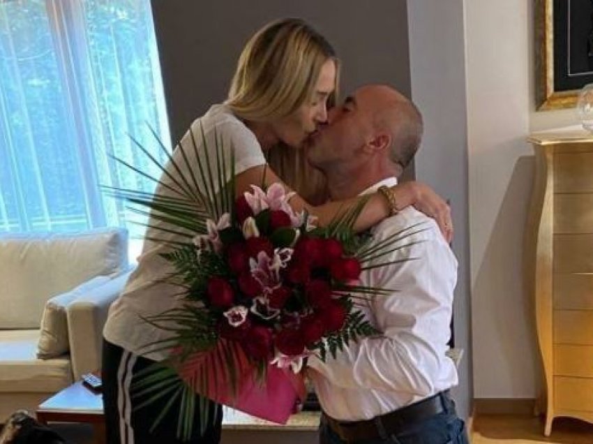 Anita Haradinaj flet për puthjen e parë me Ramushin, tregon kur ndodhi ajo