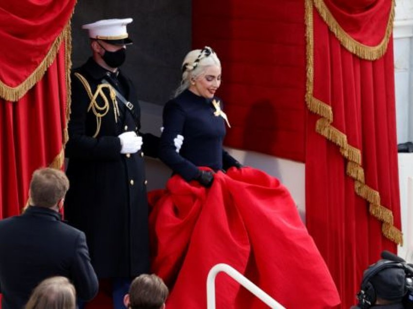 Lady Gaga këndon himnin kombëtar në ceremoni