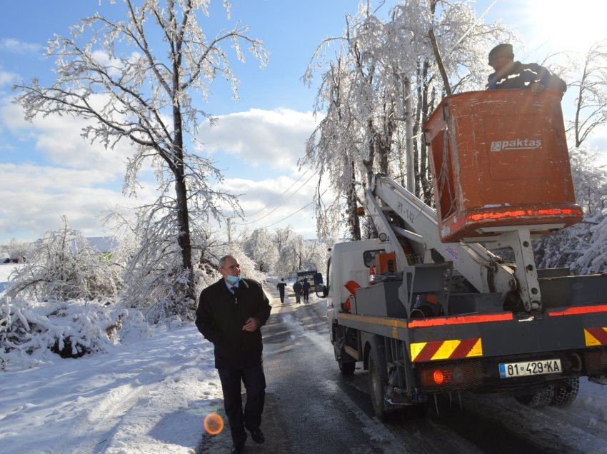 Rregullohet rryma në Berishë dhe largohet akulli nga rruga në Turjakë