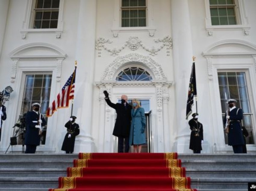 Biden hyn në Shtëpinë e Bardhë