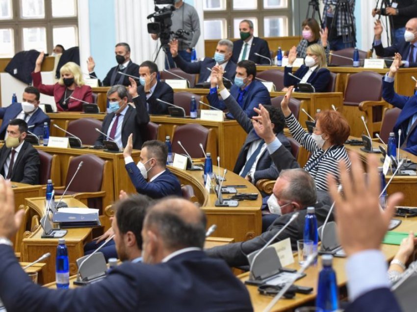 Parlamenti malazez voton sërish ligjet e kthyera nga Gjukanoviqi