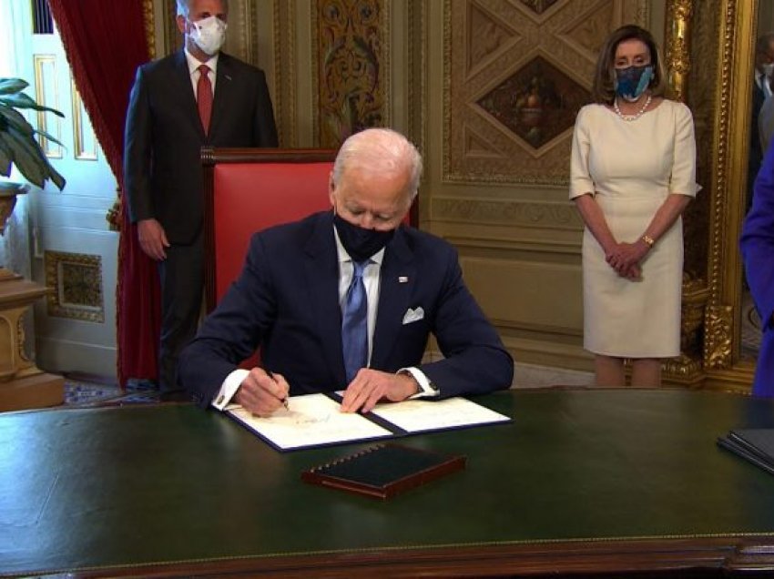 Biden nënshkruan tri dokumentet e para si president i SHBA-së