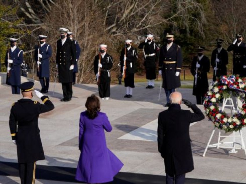 Biden dhe Harris vendosin kurora me lule te Varri i Ushtarit të Panjohur