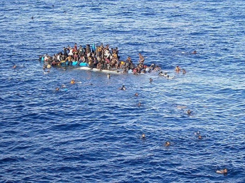 43 të vdekur nga fundosja e një barke me migrantë në ujërat e Libisë