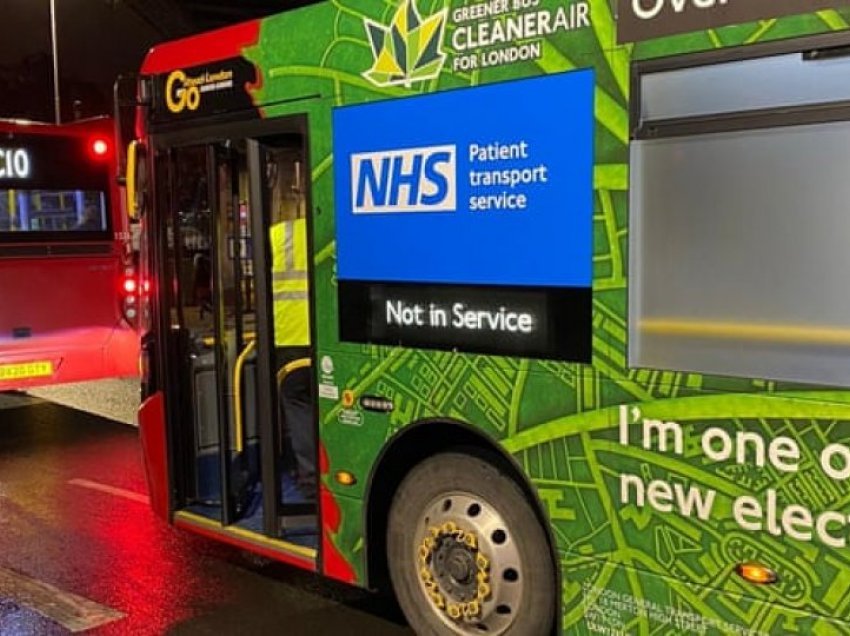 Autobusët në Londër kthehen në autoambulanca për pacientët me COVID