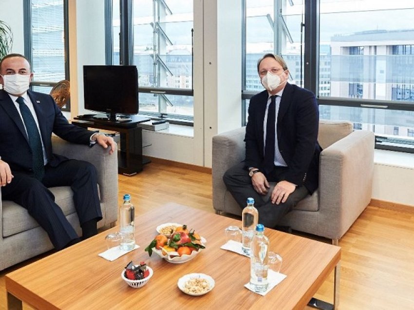 Takim me ministrin e Jashtëm turk, Varhelyi: Bashkëpunim për çështje me interes strategjik