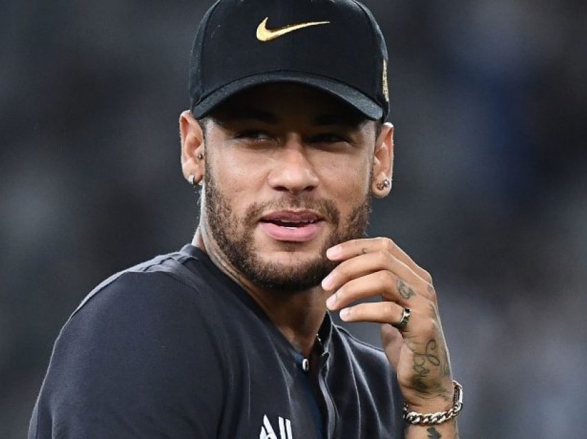 Neymar e ndjek këngëtaren shqiptare