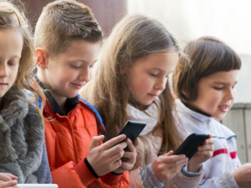 Kur është mosha e duhur që prindërit t’u blejnë fëmijëve një celular?
