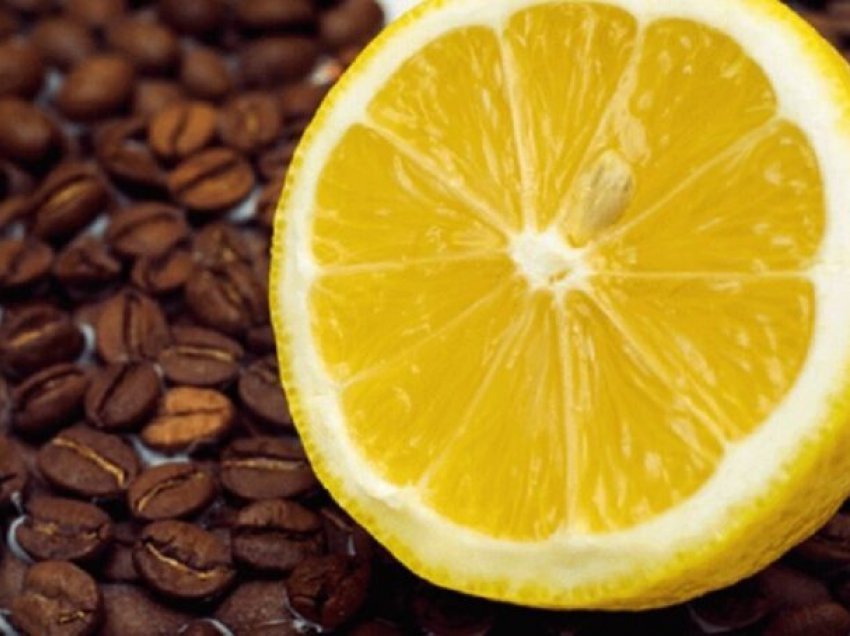 Pse shumë njerëz po konsumojnë kafe me limon?