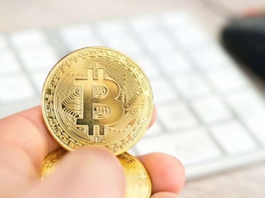 Bitcoin fundoset 30 për qind nga niveli rekord