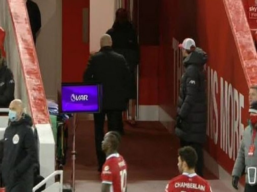 Momenti kur Klopp i vërsulet trajnerit të Burnleyt në tunelin e stadiumit