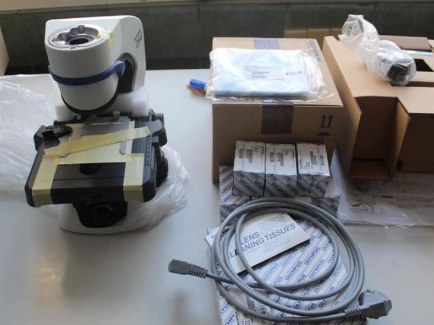 Dorëzohet mikroskopi për skriningun e kancerit të qafës së mitrës në Spitalin Rajonal të Pejës