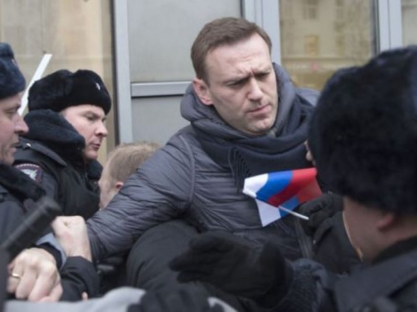 Policia në Beograd shpërndan protestuesit e mbledhur në përkrahje të liderit opozitar rus Navalny