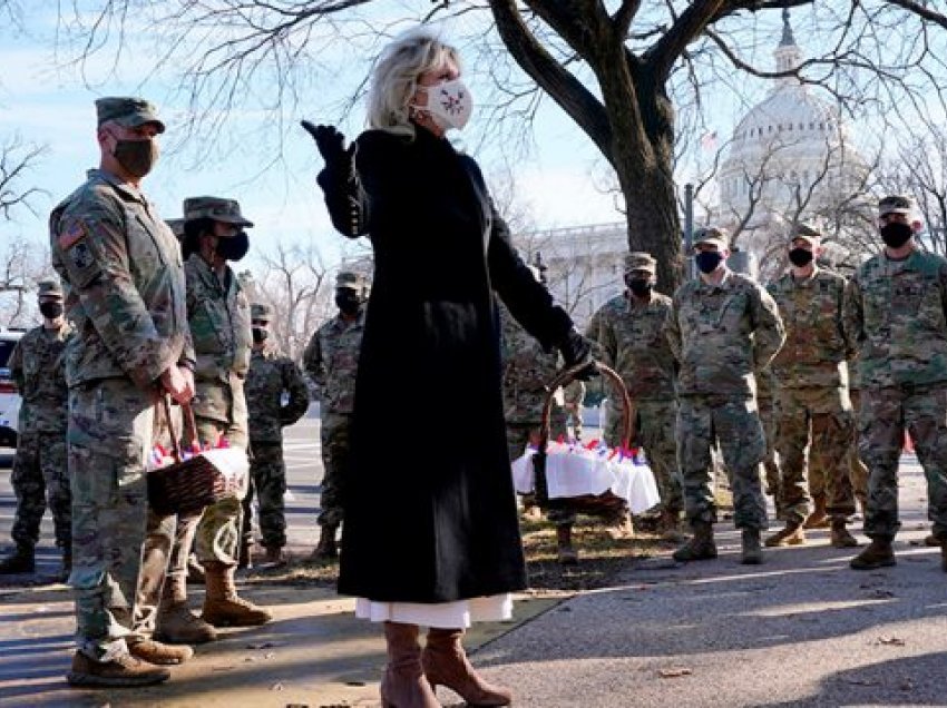 Bideni iu kërkon falje ushtarëve që fjetën në parkingje, Zonja e Parë iu dërgon biskota