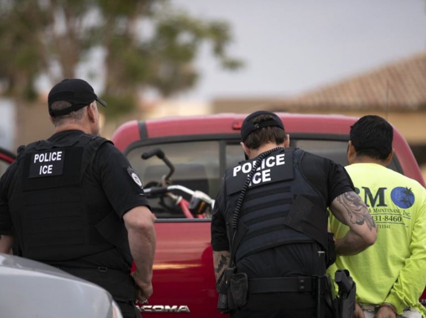Teksasi ngre padi kundër administratës Biden pas moratoriumit mbi deportimet