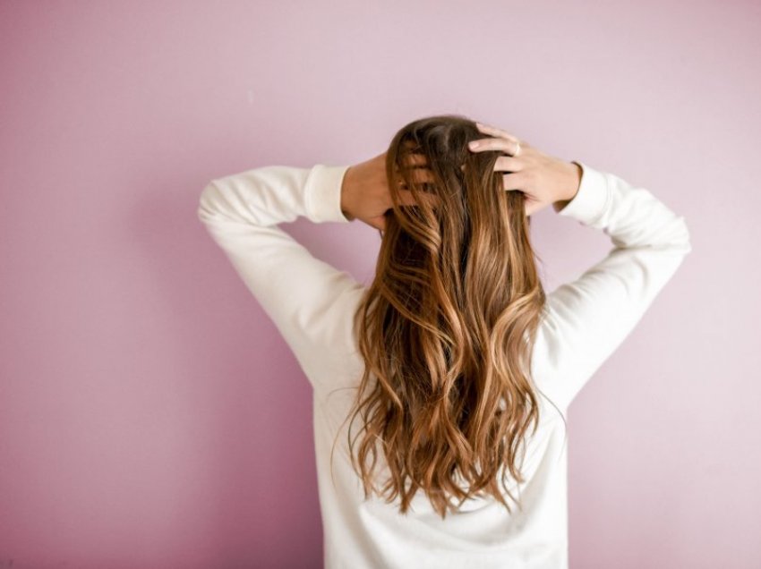 Tre hapa se si t’i ruani flokët nga dëmtimi dhe këputja gjatë fjetjes