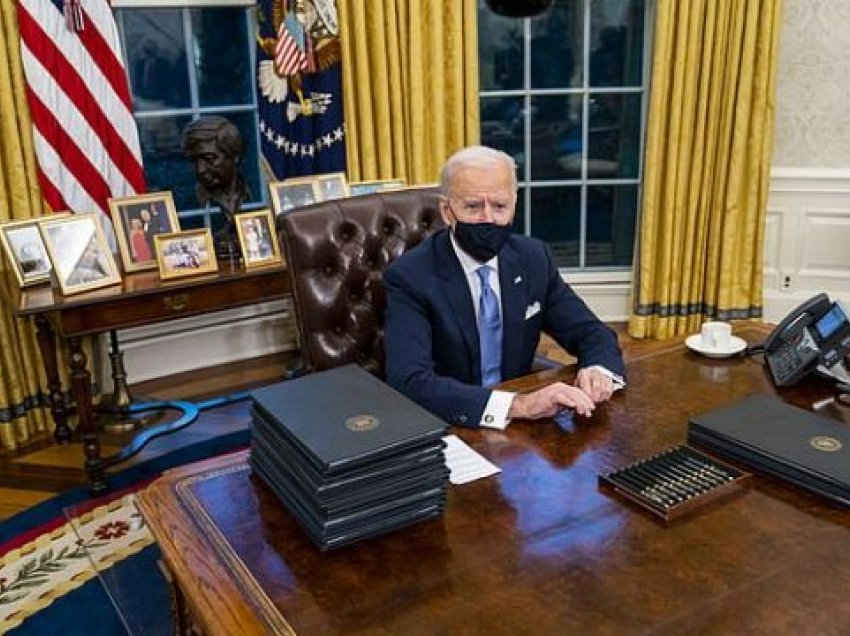 Bideni heq butonin me të cilin porosiste Trumpi në Zyrën Ovale