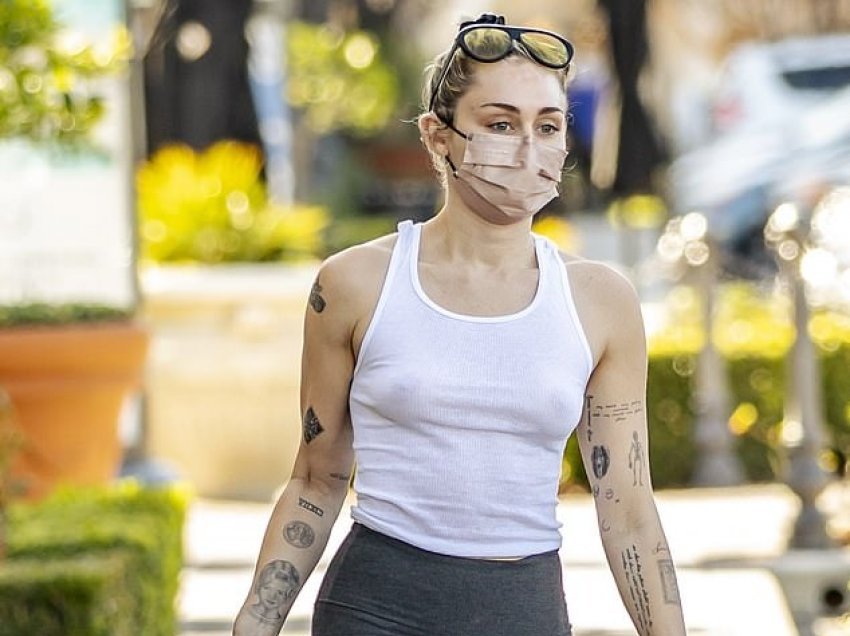 Miley Cyrus nuk i lë vend imagjinatës, fotografohet në rrugë pa reçipeta