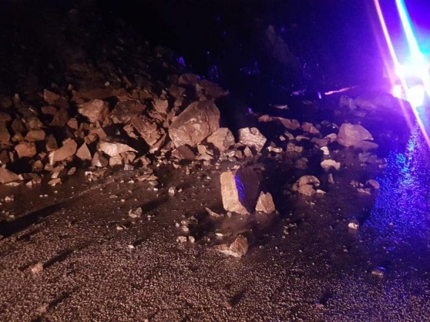 “Zonë problematike sa herë që ka reshje”/ Moti i keq, ARRSH: Rënie gurësh në aksin Librazhd-Elbasan, shoferët të bëjnë kujdes