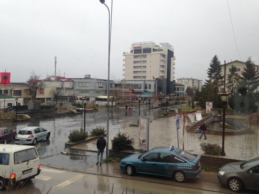 Qytetari ia hedh “paq” shitësit në Skënderaj, paguan me 500 euro falso dhe zhduket