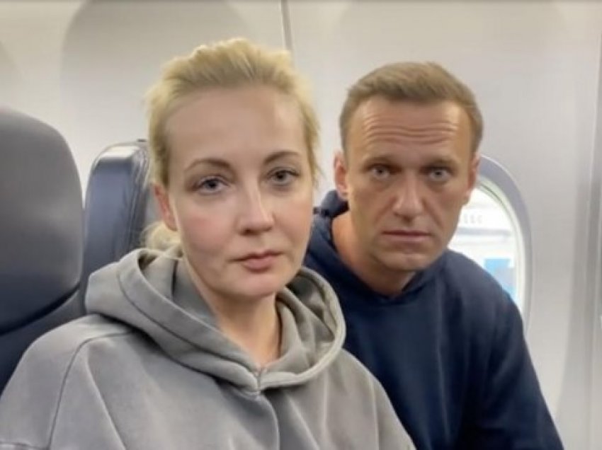 Gruaja e Alexei Navalny lirohet nga paraburgimi
