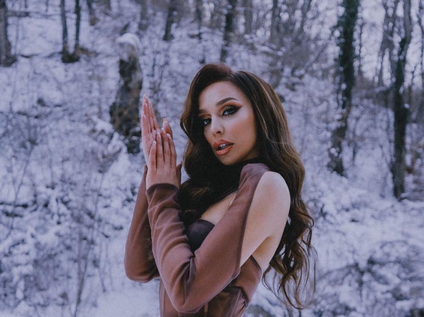 Këngëtarja shqiptare me fustan transparent në mes të borës