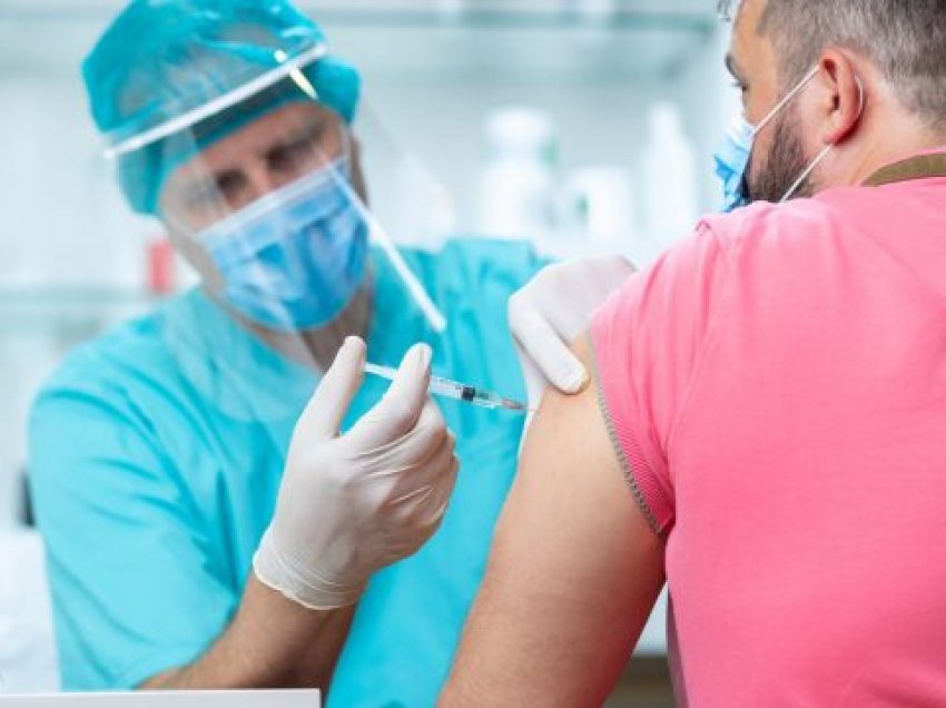 FDA: Vonesat modeste mes dozave të vaksinës për Covid nuk ulin mbrojtjen ndaj virusit