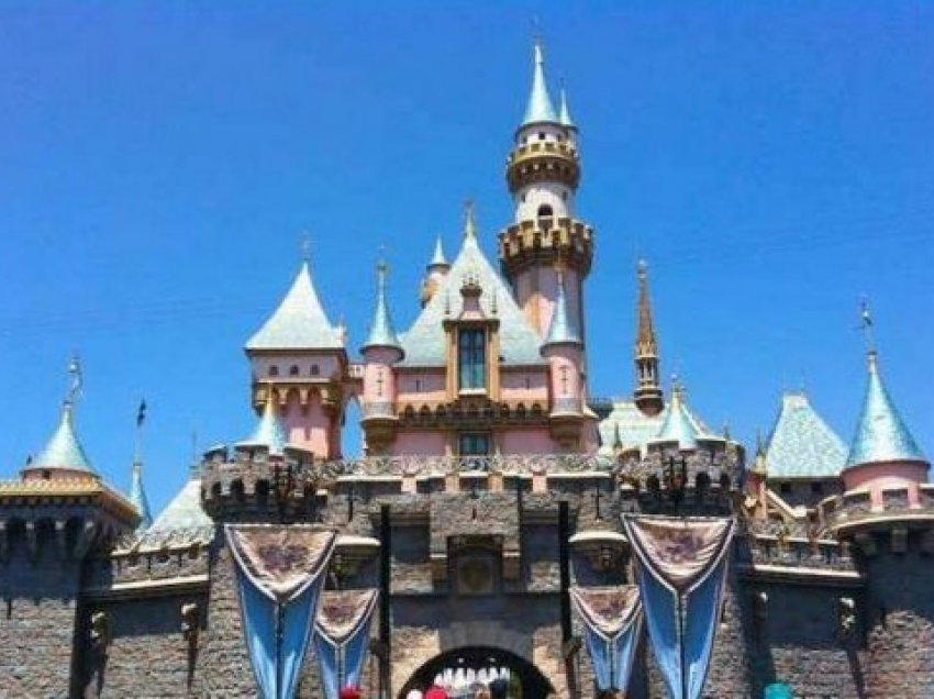 Parku Disneyland në Kaliforni kthehet në qendër gjigande vaksinimi