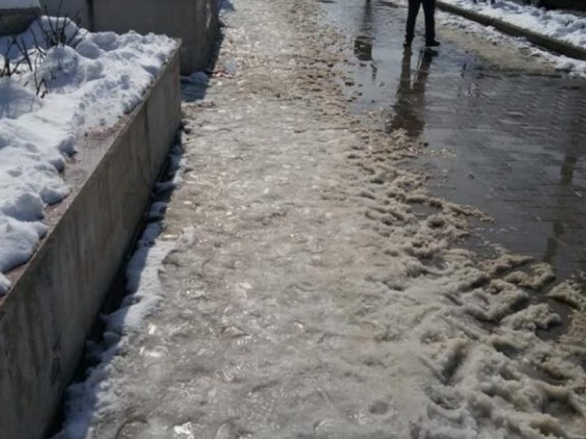 Mbetje të borës në disa vende të larta, njihuni me gjendjen e rrugëve në vend