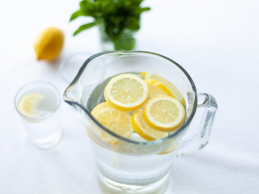 Përfitimet nga konsumimi i ujit me limon