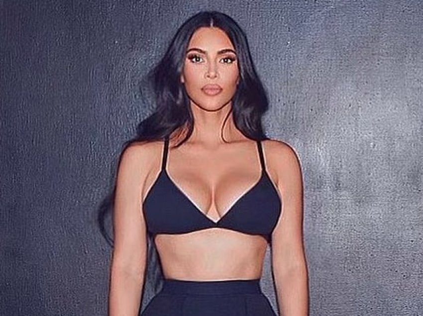 Kim Kardashian tregon figurën e saj të përsosur veshur në të brendshme