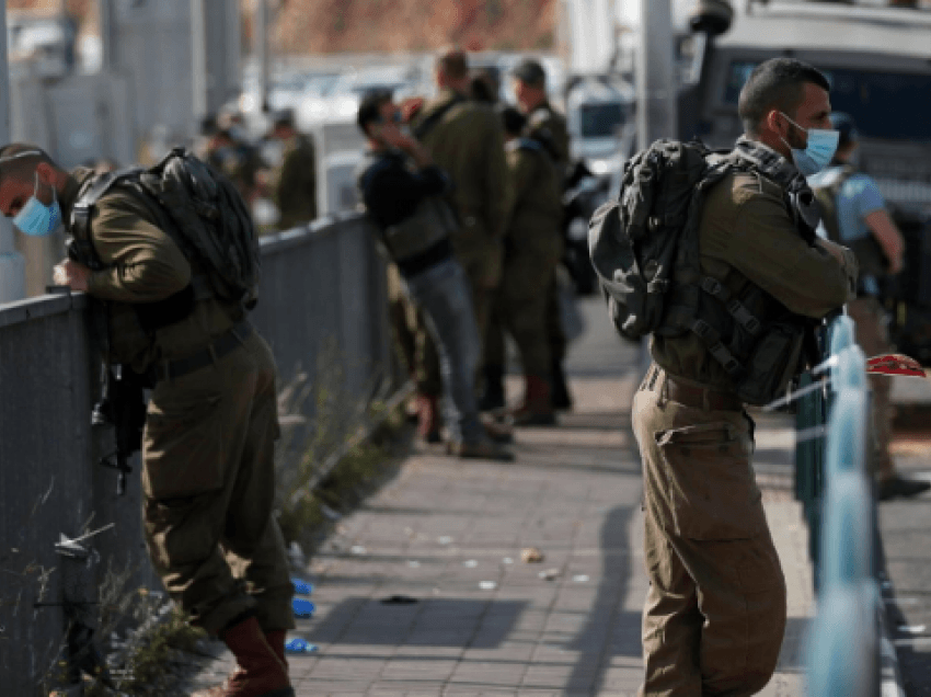 Izraeli thotë se vrau një palestinez pasi tentoi t’i therte dy ushtarë