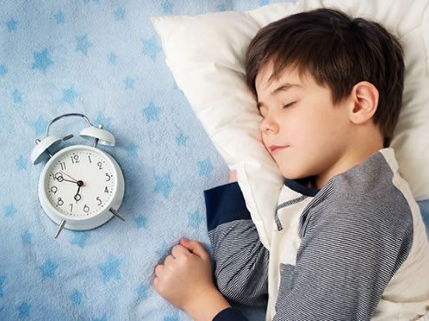 Studimi: Nëse fëmijët flenë herët, nëna është më e shëndetshme