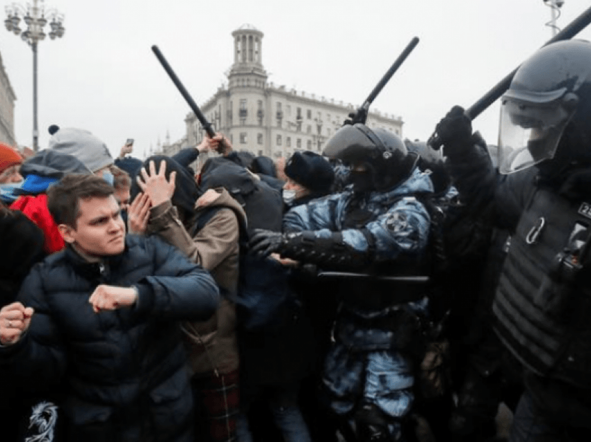 Gruaja e shkelmuar nga policia ruse bëhet simbol i protestës anti-Kremlin