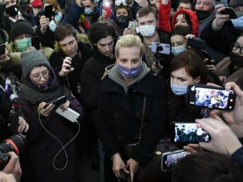 Pasi iu burgos bashkëshorti Alexei Navalny, tani ajo po ushtron presion mbi Vladimir Putinin