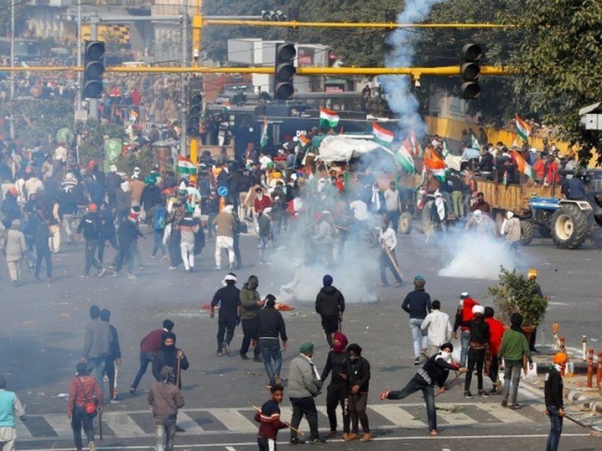 Policia e New Delhi arreston 200 persona pas protestave të fermerëve