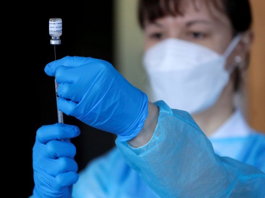 Në Çeki rekomandohet të pezullohet për dy javë vaksinimi për koronavirus