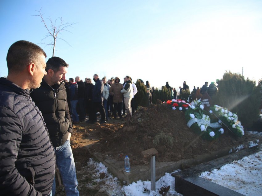“Pusho i qetë”, Getinjo ndan një foto nga varrimi i Albert Krasniqit