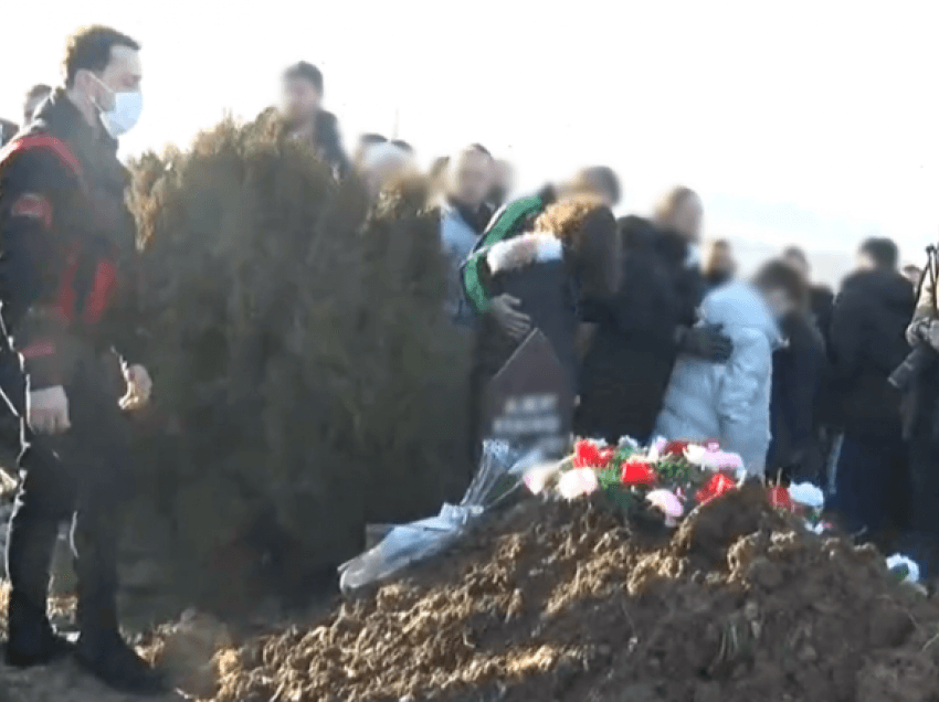 Emra të shumtë nga estrada marrin pjesë në ceremoninë e varrimit të Albert Krasniqit