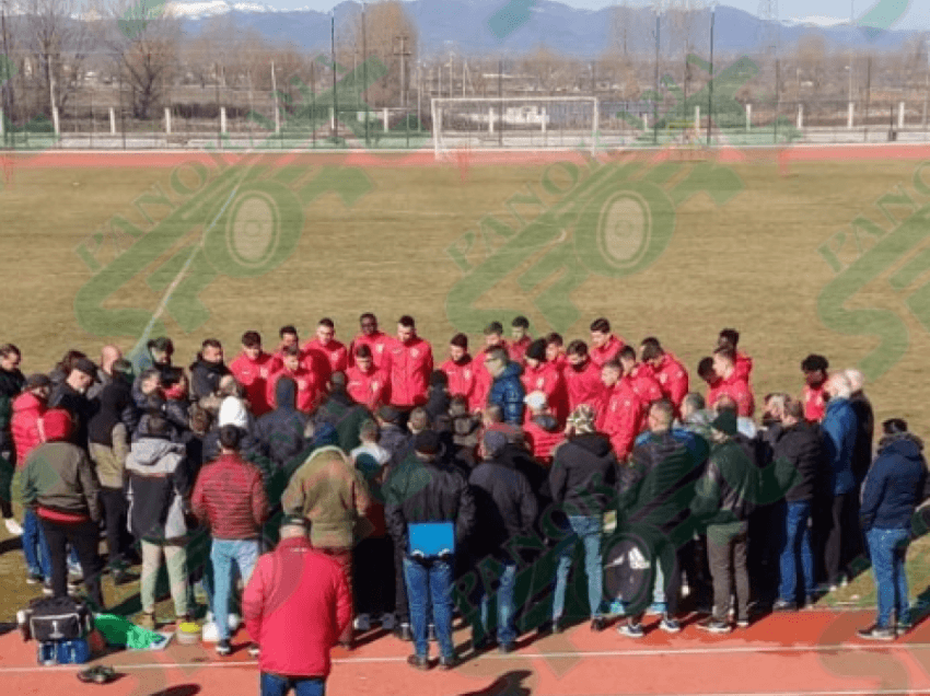 Pakënaqësi te klubi i madh shqiptar, tifozët zbresin në fushë 