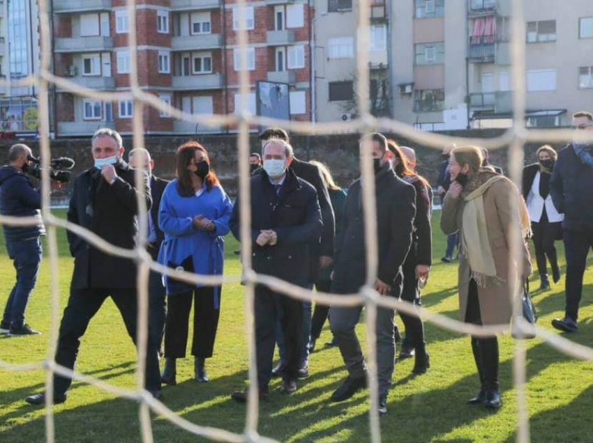 Hoti vëzhgon nga afër punimet në stadiumin e qytetit në Gjakovë