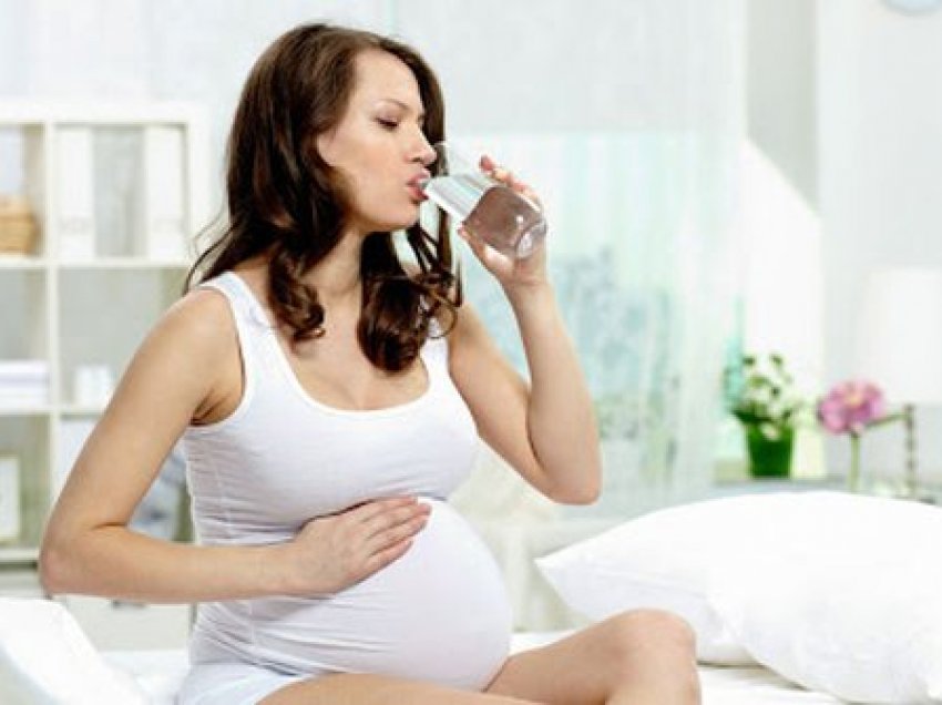Bën mirë apo keq uji në shtatzëni, ja ç'këshillojnë mjekët