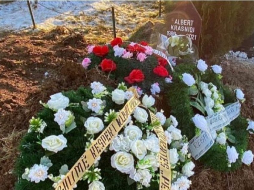 “Ah bre daja im, nuk po m’besohet”, familjari i Albert Krasniqit publikon fotografi nga varrimi